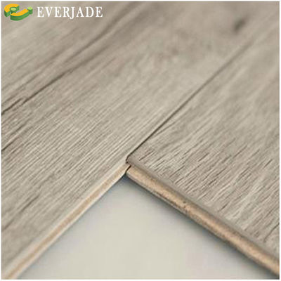Pavimenti progettati con pavimenti in piastrelle laminate impermeabili e vantaggi antiscivolo