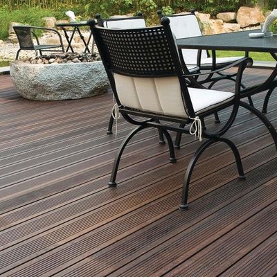 Piastrelle interconnesse per pavimenti in bambù ad alta superficie lucida per l'installazione di pavimenti esterni