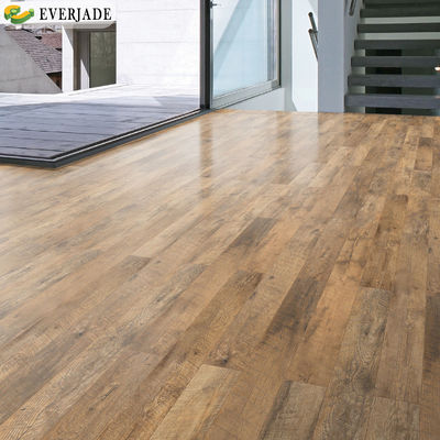 Pavimenti progettati con pavimenti in piastrelle laminate impermeabili e vantaggi antiscivolo