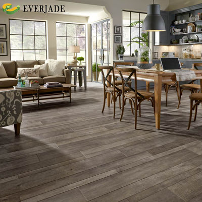 Pavimenti progettati con pavimenti in piastrelle laminate impermeabili e vantaggi antiscivolo