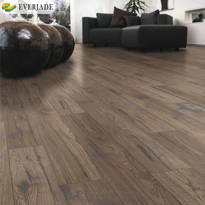 Pavimenti progettati con pavimenti in piastrelle laminate impermeabili e vantaggi antiscivolo