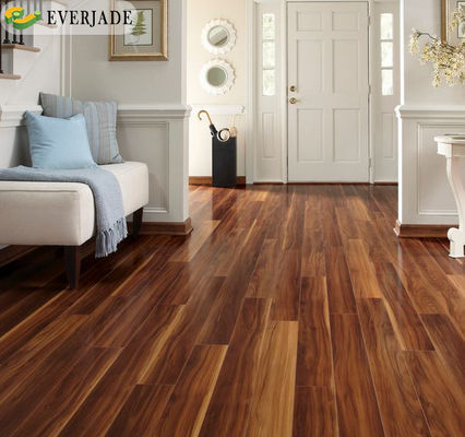 Pavimenti progettati con pavimenti in piastrelle laminate impermeabili e vantaggi antiscivolo