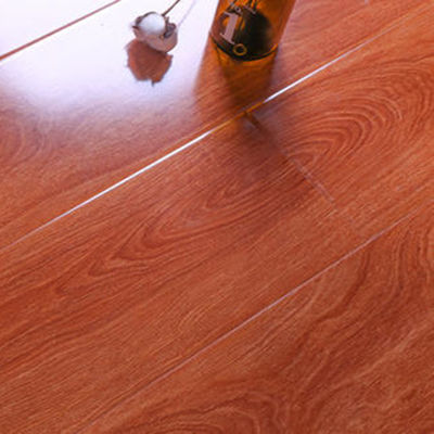 Le piastrelle di legno per la camera da letto, il soggiorno e la cucina migliorano l'atmosfera della vostra casa
