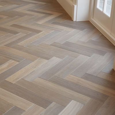 Le piastrelle di legno per la camera da letto, il soggiorno e la cucina migliorano l'atmosfera della vostra casa