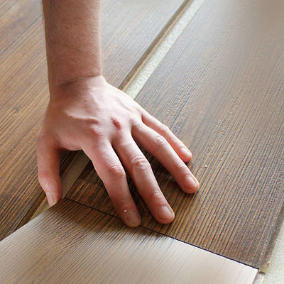 Le piastrelle di legno per la camera da letto, il soggiorno e la cucina migliorano l'atmosfera della vostra casa