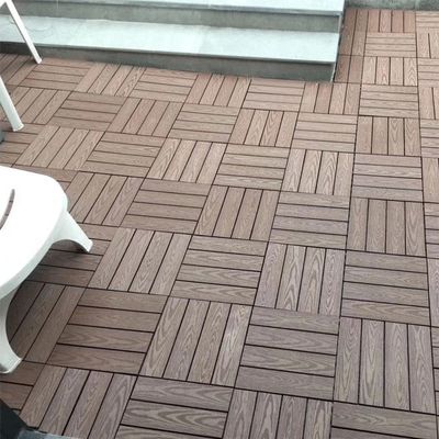 Trasforma lo spazio esterno del tuo hotel con piastrelle di legno 300x300x22/25mm