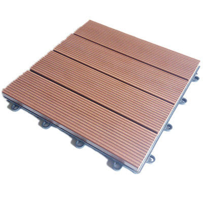 Trasforma lo spazio esterno del tuo hotel con piastrelle di legno 300x300x22/25mm