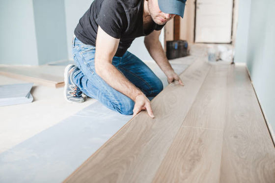 Unilin Click System Installation SPC Flooring per soluzioni insonorizzanti e impermeabili