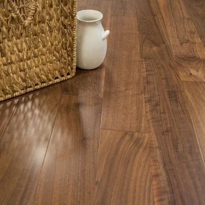 Pavimenti in legno di quercia rossa per un design liscio di aringhe in domanda