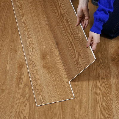 Pavimenti SPC a grano di legno impermeabile Moderno design per spazi residenziali e commerciali