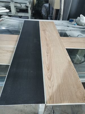 Pavimenti a colori semplici a spc clic realizzati con materiali vergini al 100% per un'installazione facile
