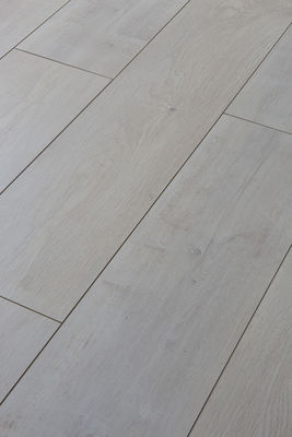 AC4 Tasso di resistenza all'usura T G Pavimento laminato Macchina per il naso delle scale per pavimenti di ingegneria