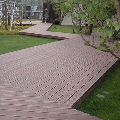 Piastrelle interconnesse per pavimenti in bambù ad alta superficie lucida per l'installazione di pavimenti esterni