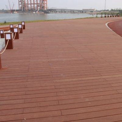 Piastrelle interconnesse per pavimenti in bambù ad alta superficie lucida per l'installazione di pavimenti esterni