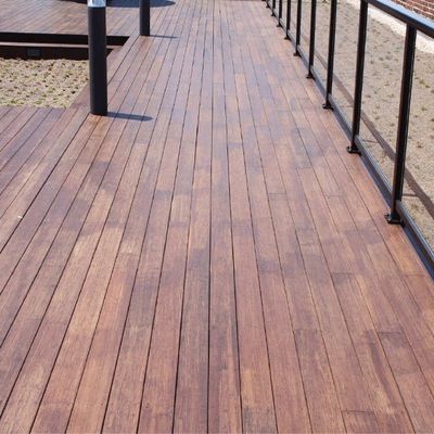 Piastrelle interconnesse per pavimenti in bambù ad alta superficie lucida per l'installazione di pavimenti esterni