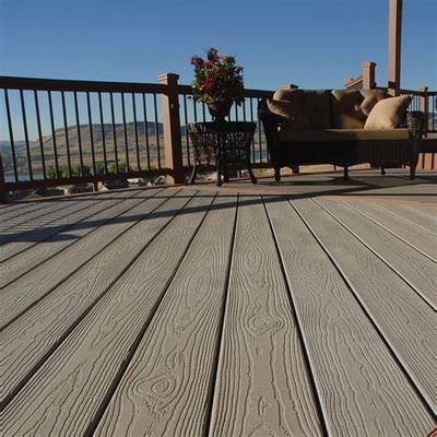 Migliora la tua piscina con pavimenti in legno e plastica di colore chiaro