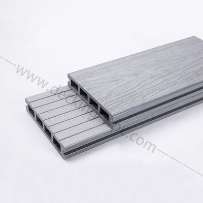 Migliora la tua piscina con pavimenti in legno e plastica di colore chiaro
