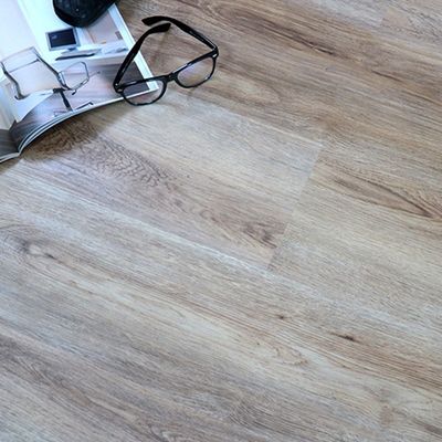 Pavimenti in PVC per ufficio in legno adesivo con disegno in rilievo