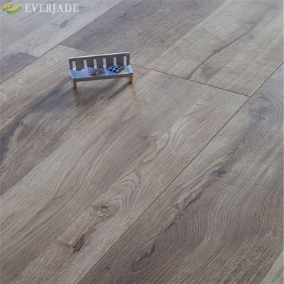 Pavimenti laminati a quercia leggera EIR Pisos Laminados con tecnologia Bevelled