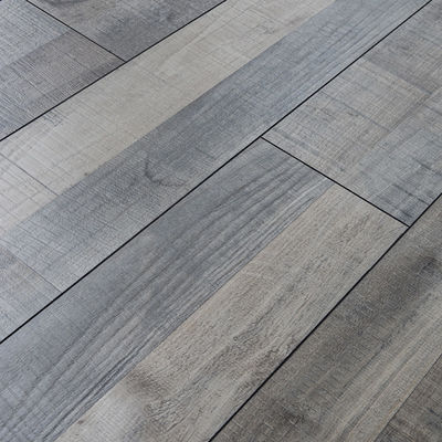 Pavimenti laminati a quercia leggera EIR Pisos Laminados con tecnologia Bevelled