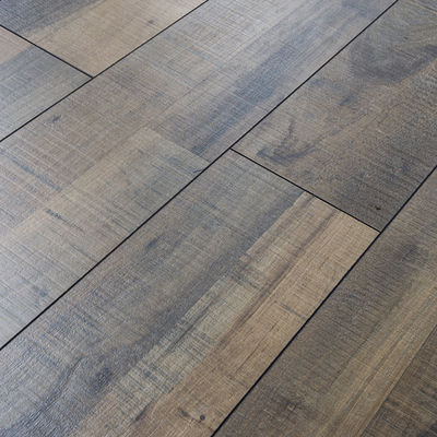 Pavimenti laminati a quercia leggera EIR Pisos Laminados con tecnologia Bevelled
