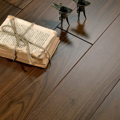 Pavimenti in rovere laminati a tre strati per un'installazione liscia