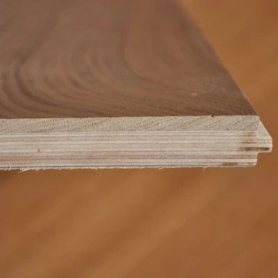 Pavimenti in rovere laminati a tre strati per un'installazione liscia