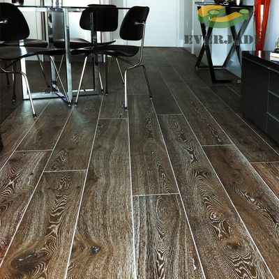 Pavimenti in legno ingegnerizzato a tre strati di 20 mm di quercia europea con finitura in rilievo nero