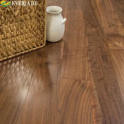 Densità di capacità durevole Pavimenti laminati a grano di legno da 12 mm con modello di aringhe