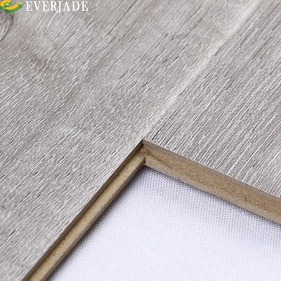 Pavimento in vinile laminato rigido e impermeabile con texture in legno