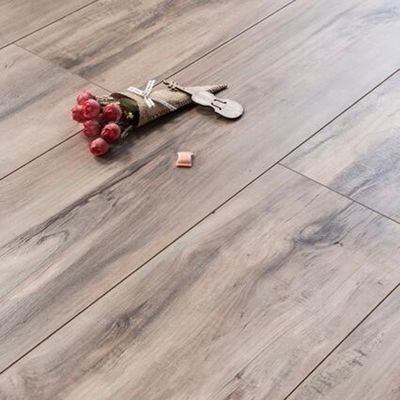 Pavimento in vinile laminato rigido e impermeabile con texture in legno