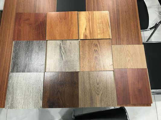 Pavimenti in legno laminato impermeabile da 8 mm a effetto grano di legno con modello di bisella a scanalatura U