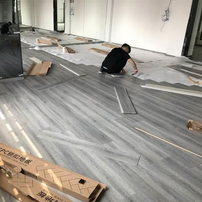 Pavimenti in vinile per interni con installazione facile e rivestimento UV impermeabile