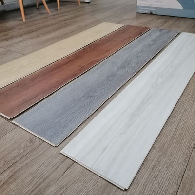 Pavimenti in legno, pietra, grano, plastica e materiale composito conformi alla norma ISO14001