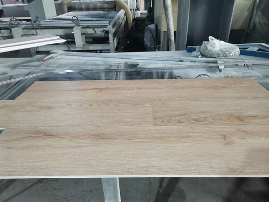 Pavimenti in legno, pietra, grano, plastica e materiale composito conformi alla norma ISO14001