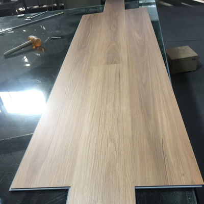 Pavimenti in legno, pietra, grano, plastica e materiale composito conformi alla norma ISO14001