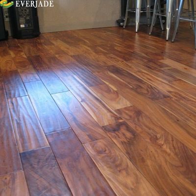 Pavimenti laminati in legno con solfa a V e U