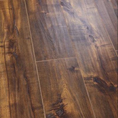 Pavimenti laminati in legno con solfa a V e U