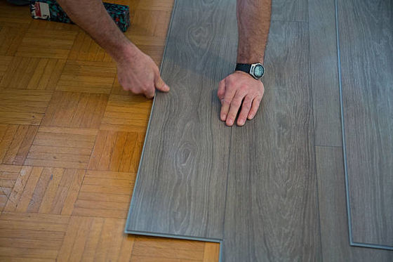 Certificato CE 4mm 5mm 6mm 7mm Click Lock Spc Vinyl Flooring Tile Plastic Luxury Vinyl Board