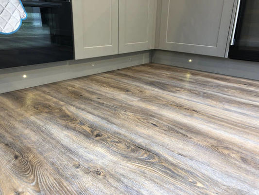 Certificato CE 4mm 5mm 6mm 7mm Click Lock Spc Vinyl Flooring Tile Plastic Luxury Vinyl Board