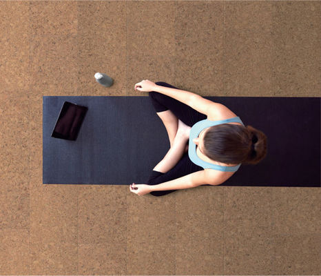 Pavimento di piastrelle adesivo a clic personalizzato per isolamento e isolamento acustico dello studio di yoga