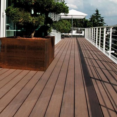 Pavimenti per imbarcazioni di teak sintetico e composito legno-plastico