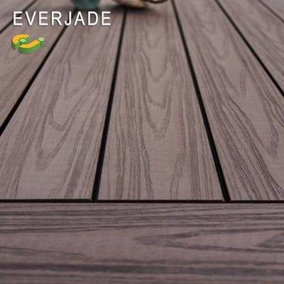 Spazio esterno con piattaforme in PVC