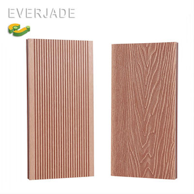 Spazio esterno con piattaforme in PVC
