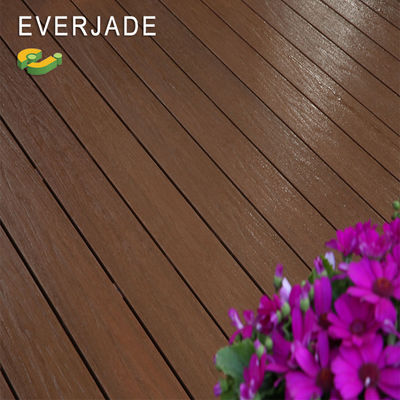 Spazio esterno con piattaforme in PVC