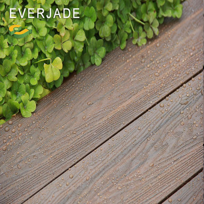 Spazio esterno con piattaforme in PVC