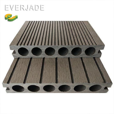 Spazio esterno con piattaforme in PVC