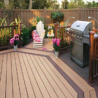Disegno tradizionale Waterproof Fire Resistant WPC Decking Board con kit di angolo