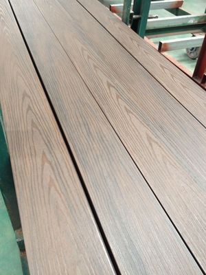 Disegno tradizionale Waterproof Fire Resistant WPC Decking Board con kit di angolo