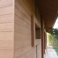 Materiale per la decorazione delle pareti esterne pannello WPC con texture di grano di legno e superficie di levigatura